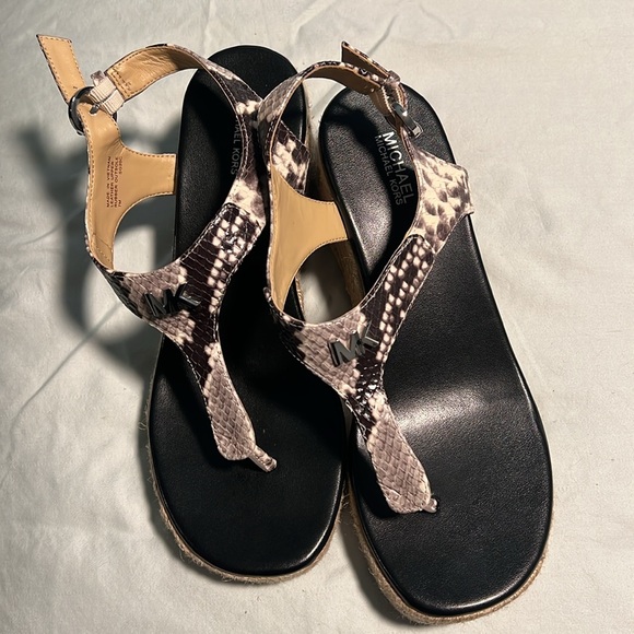 Barely worn Michael Kors cute wedged sandal ✨ Size 7! - Picture 4 of 5